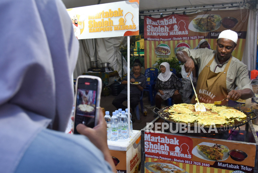 Koki memasak martabak Mesir pada Pekan Kuliner Halal, Aman dan Sehat (KHAS) di Medan, Sumatera Utara, Jumat (4/8/2023) (ilustrasi).