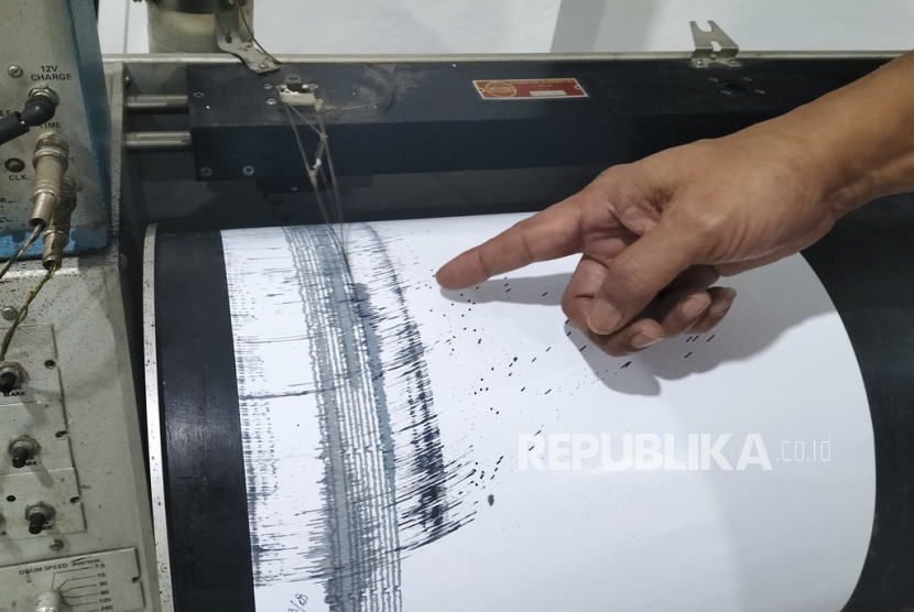 Seorang petugas memantau kegiatan pemantauan gempa di pos pengamatan Gunung Merapi di Yogyakarta.