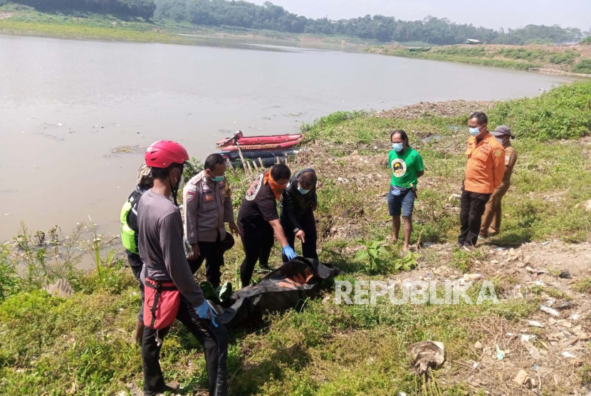 Petugas mengevakuasi jasad perempuan tanpa identitas di aliran Sungai Citarum, Kecamatan Batujajar, Kabupaten Bandung Barat, Jawa Barat, Senin (11/12/2023). 