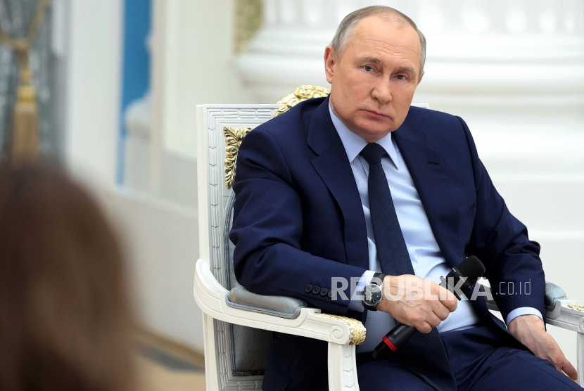 Presiden Rusia Vladimir Putin berbicara selama pertemuan Dewan Pengawas Tanah Peluang Rusia di Kremlin, di Moskow, Rusia, Rabu, 20 April 2022. Muncul spekulasi bahwa Putin tidak sehat, mengidap Parkinson.