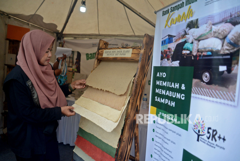 Pengunjung melihat produk daur ulang dalam Festival Ekonomi Sirkular 2023 di Taman Menteng, Jakarta, Rabu (26/7/2023). 