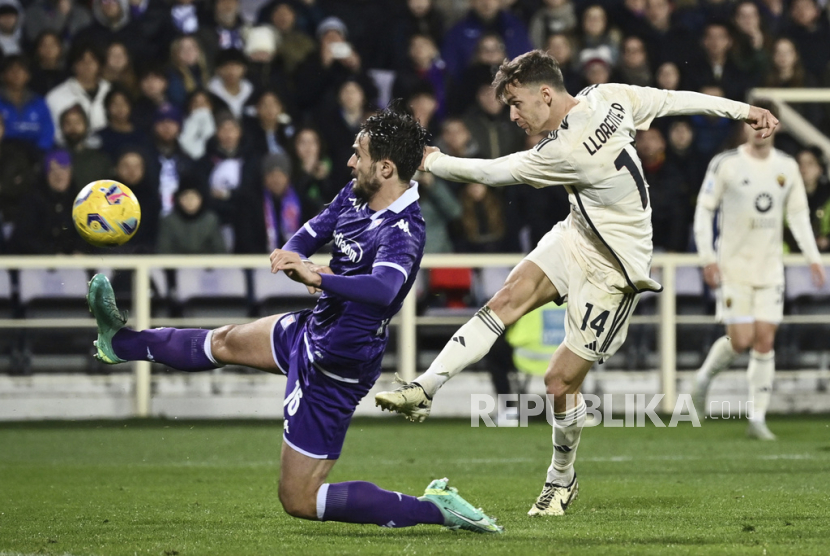 Roma Diego Llorente, right, scores a goal during the Italian Serie A soccer match between Roma and Fiorentina at Artemio Franchi Stadium, in Florence, Italy, Sunday, March 10, 2024. 