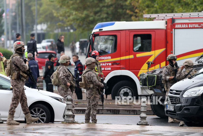 Tentara berjaga di lokasi ledakan bom di depan gedung Kementerian Dalam Negeri Turki, Ahad (1/10/2023).