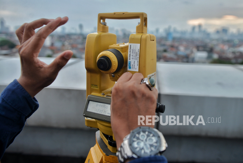 Foto - Petugas memantau hilal di Kantor Wilayah Kementerian Agama Provinsi DKI Jakarta, Selasa (9/4/2024). 