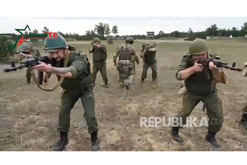 Dalam foto yang diambil dari video yang dirilis oleh Kementerian Pertahanan Belarusia melalui VoenTV pada Jumat, 14 Juli 2023, tentara Belarusia menghadiri pelatihan tentara bayaran dari perusahaan mi