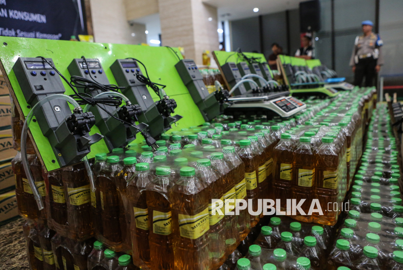 Barang bukti minyak goreng Minyakita dan mesin ditampilkan saat konferensi pers terkait produk minyak goreng Minyakita isi tidak sesuai kemasan di Lobby Bareskrim Polri, Jakarta, Selasa (11/3/2025). Bareskrim Polri melalui Satgas Pangan mengungkap kasus minyak goreng Minyakita yang takarannya tidak sesuai dengan label yang ada pada kemasan dengan menyita barang bukti 450 dus kemasan pouch, 180 kemasan pouch bag, 250 krat kemasan botol, mesin pengisi, dan timbangan. 