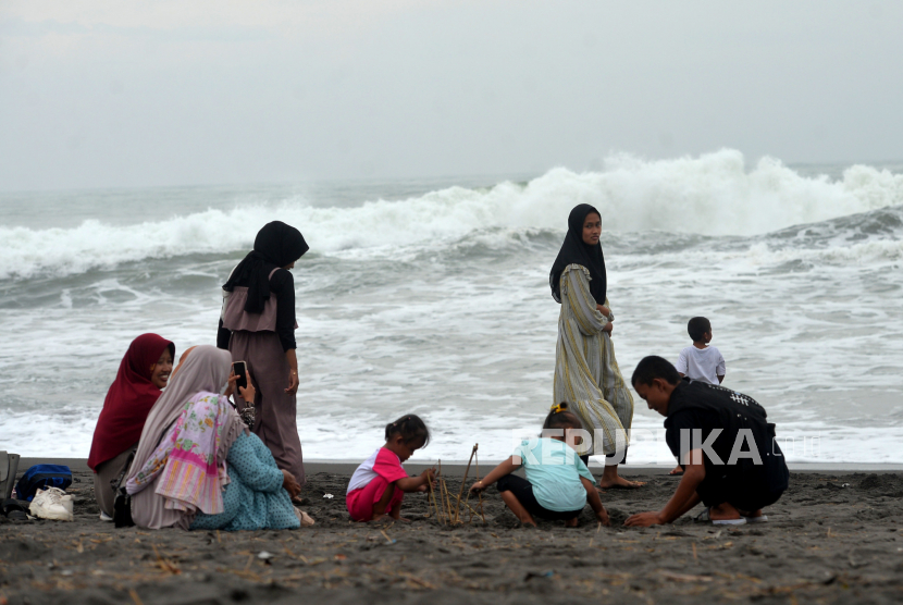 Wisatawan bermain menjauh dari ombak saat gelombang tinggi di Pantai Glagah, Kulonprogo, Yogyakarta. (ilustrasi)
