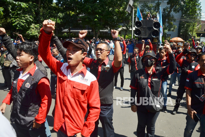 Ratusan buruh dari gabungan serikat pekerja buruh menggelar aksi (Ilustrasi)