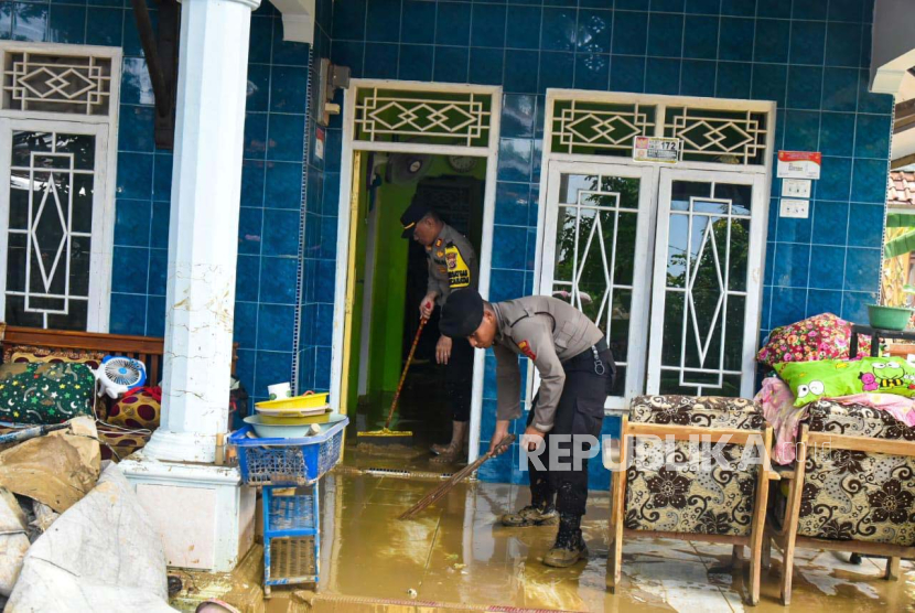Jajaran Polresta Cirebon turun langsung membantu warga membersihkan lumpur pascabanjir, di Desa Sidaresmi, Kecamatan Pabedilan, Kabupaten Cirebon,