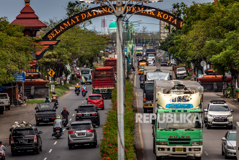 Sejumlah kendaraanmelaju di jalur pantura perbatasan Kabupaten Demak - Kota Semarang, Demak, Jawa Tengah, Kamis (28/5/2020). (Ilustrasi)