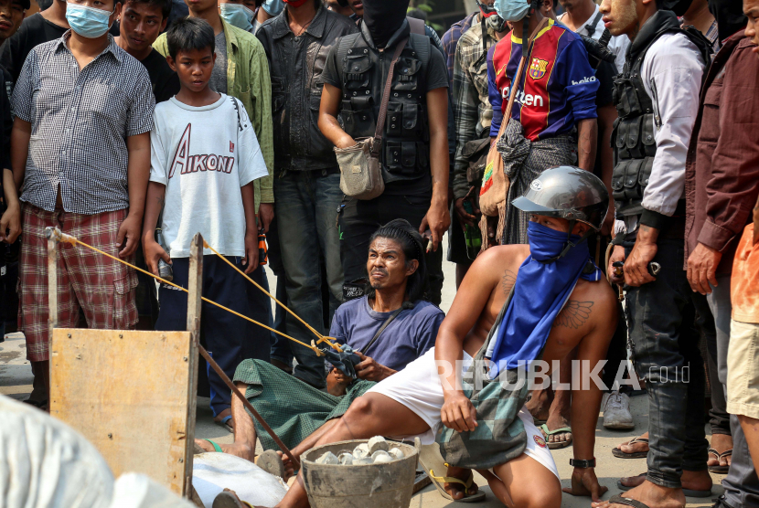  Orang-orang yang membawa demonstrasi yang terluka selama protes kudeta militer di Mandalay, Myanmar, 22 Maret 2021. Protes anti-kudeta terus berlanjut meskipun tindakan keras terhadap demonstrasi yang ditingkatkan oleh pasukan keamanan.