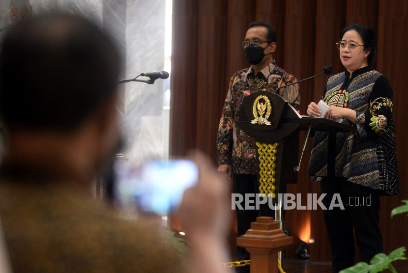 Ketua DPR Puan Maharani didampingi Mensesneg Pratikno memberikan keterangan pers terkait surpres pengajuan Panglima TNi di kompleks Parlemen, Senayan, Jakarta Pusat, Rabu (3/11). 