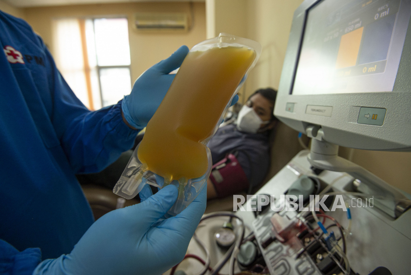 Wagub Jawa Tengah Gus Yasin dorong pesantren jadi lumbung donor plasma. Ilustrasi penyintas Covid-19 mendonorkan plasma konvalesennya di PMI DKI Jakarta, Jakarta, Selasa (19/1/2021).  