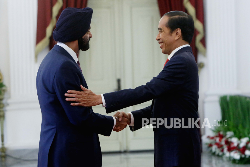 Indonesian President Joko Widodo (R) welcomes World Bank President Ajay Banga (L) ahead of the ASEAN Summit at the Presidential Palace in Jakarta, Indonesia, 04 September 2023. Banga is visiting Indonesia to attend ASEAN Summit. Indonesia will host the 43rd ASEAN Summit and related summits from 05 to 07 September 2023.  