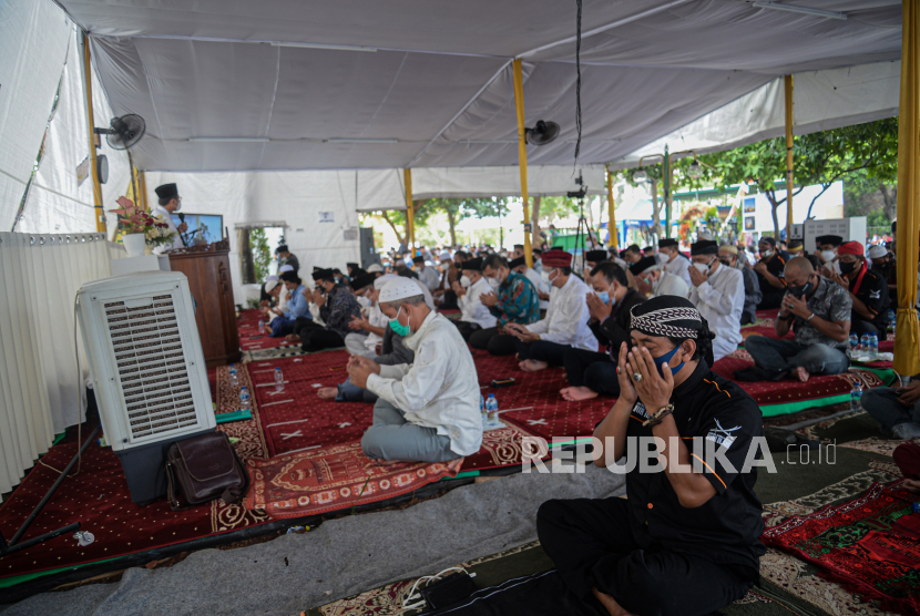 Jamaah mendengarkan ceramah khotib saat ibadah shalat Jumat di tenda Masjid At-Tabayyun di Perumahan Taman Villa Meruya, Meruya, Jakarta Barat, Jumat (27/8). Ikadi Minta Dai Sampaikan Dakwah Bangkitkan Optimisme Masyarakat