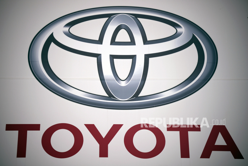 Logo Toyota Motor Corp. di diler Rabu 11 Mei 2022 di Tokyo. Seluruh 28 jalur perakitan kendaraan di 14 pabrik mobil Toyota di Jepang ditutup Selasa (29/8/ 2023), karena masalah pada sistem komputer.