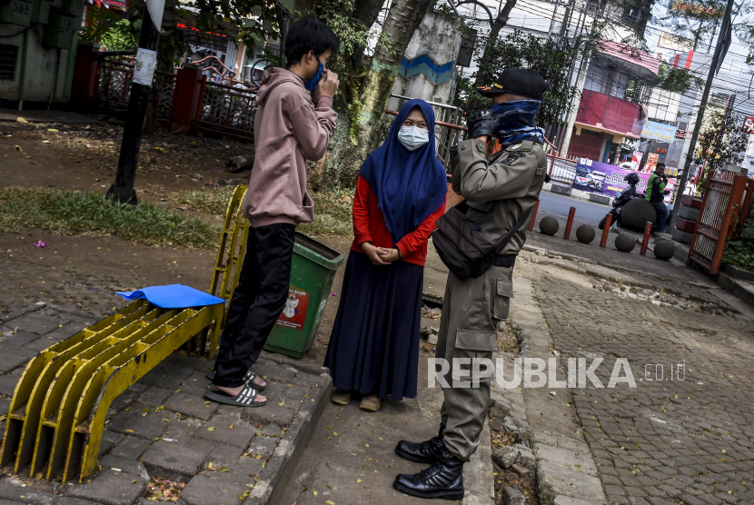 Empat remaja menabrak Satpol PP saat hindari razia masker di Jakarta Pusat. Ilustrasi.