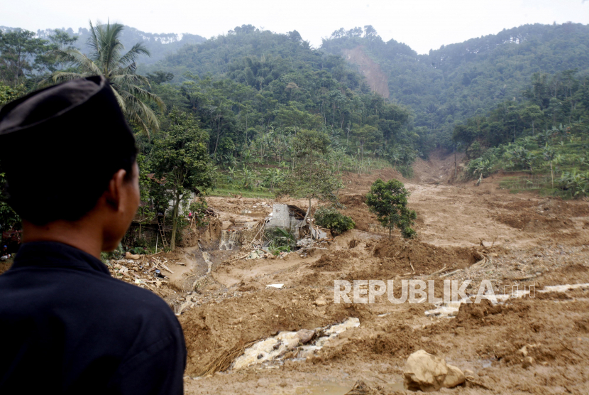 Warga melihat kondisi lokasi tanah longsor dan banjir bandang di Kampung Suruluk, Desa Wangunjaya, Leuwisadeng, Kabupaten Bogor (ilustrasi)
