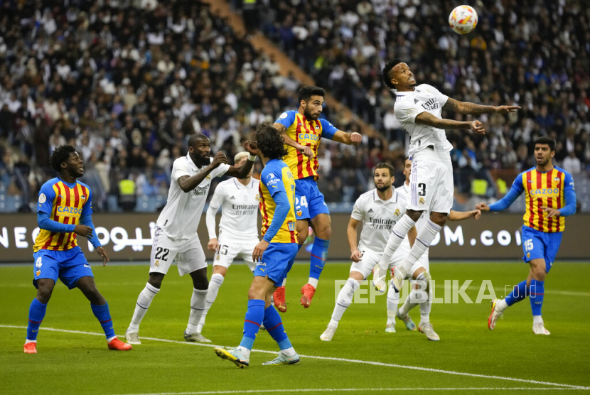 Pemain Real Madrid Eder Militao melompat menyundul bola pada laga semifinal Piala Super Spanyol di Riyadh, Arab Saudi, Kamis (12/1/2023) dini hari WIB.