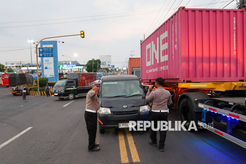 Antrean Truk Barang Menuju Pelabuhan Ketapang Mengular Hingga 26 Kilometer