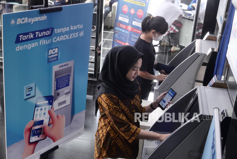 Nasabah melakukan tarik tunai secara cardless atau tanpa kartu melalui mobile banking BCA Syariah di ATM BCA di Jakarta, Kamis (11/5/2023). Transaksi mobile banking BCA Syariah menunjukkan pertumbuhan yang konsisten. Per Maret 2023, jumlah transaksi mencapai 1,8 juta transaksi atau meningkat 41,5 persen dengan pertumbuhan jumlah pengguna mobile banking sebesar 25,9 persen dibandingkan periode yang sama tahun sebelumnya. Modernisasi IT dan pengembangan fitur e-channel menjadi salah satu strategi perusahaan untuk mencapai pertumbuhan Dana Pihak Ketiga (DPK) yang ditargetkan tumbuh 10 sampai 12 persen di akhir tahun 2023. 