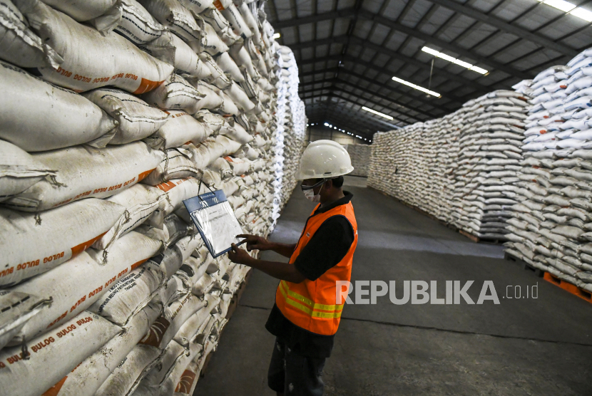 Pekerja memeriksa karung beras di Perum Bulog (ilustrasi). Perum Bulog Divre Maluku memastikan stok beras Bulog, aman.