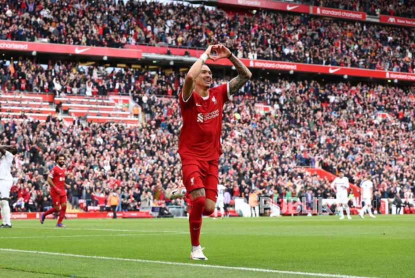 Penyerang Liverpool Darwin Nunez merayakan gol ke gawang West Ham United dalam lanjutan Liga Primer Inggris.  