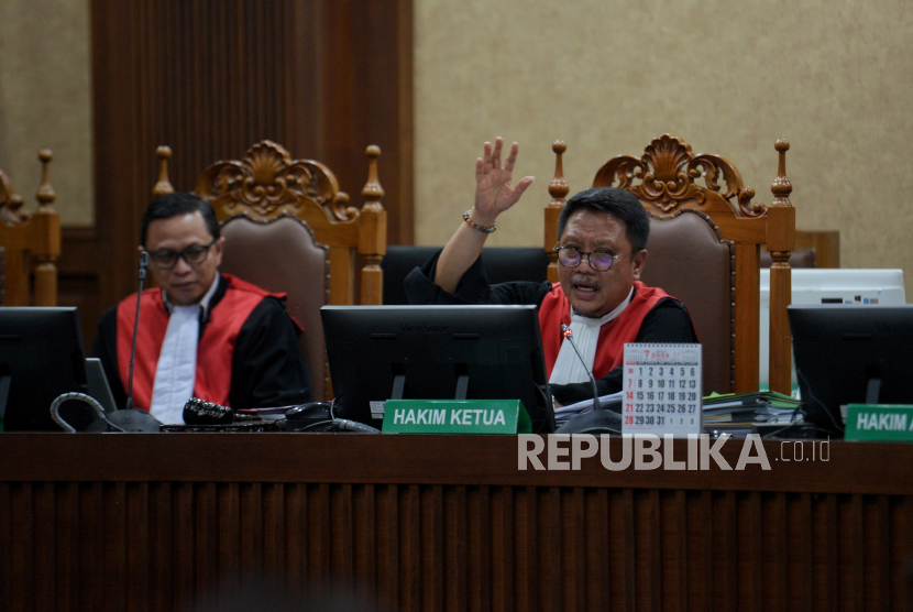 Ketua Majelis Hakim Rianto Adam Pontoh (kanan) saat memimpin sidang terdakwa Syahrul Yasin Limpo dalam sidang kasus pemerasan dan gratifikasi di Kementan Pengadilan Tipikor, Jakarta, Rabu (5/6/2024). 