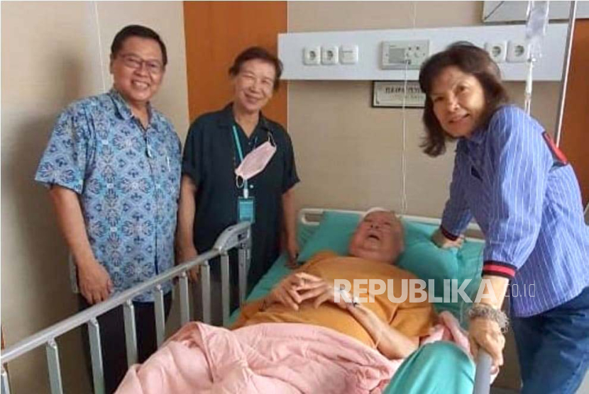  Dokter Lo Dermawan di bidang kemanusiaan sebelum tutup usia ketika dirawat di RS Kasih Ibu, di Kota Solo, Selasa (9/1/2024).