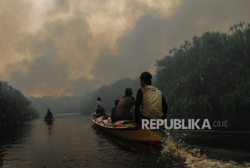 Asap membumbung tinggi dari hutan yang terbakar di Laboratorium Alam Hutan Gambut Cimtrop, Kelurahan Kereng Bangkirai, Palangka Raya, Kalimantan Tengah, Ahad (8/10/2023). 