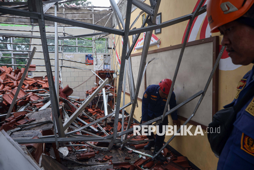Hujan Lebat, Atap Bangunan SMAN 2 Gunungputri Ambruk