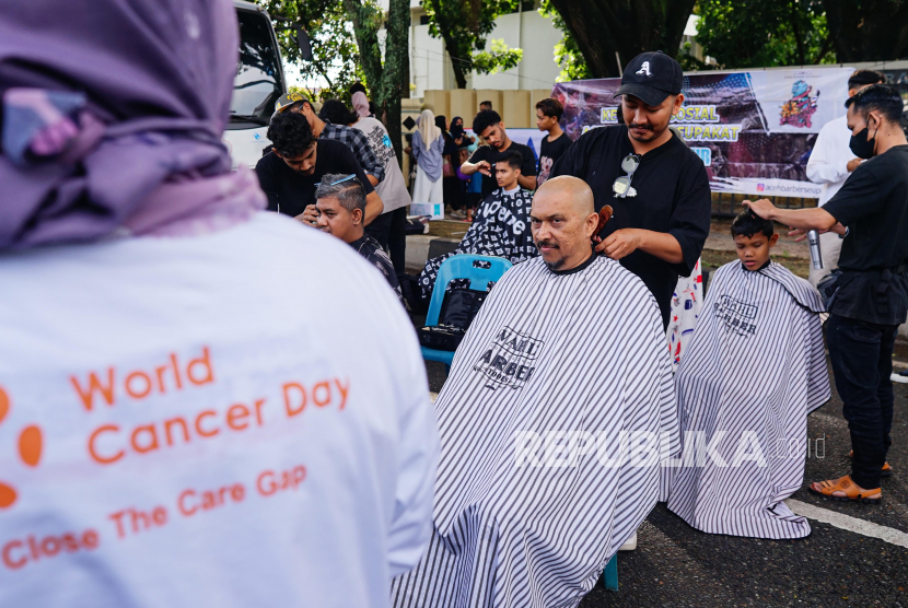 Warga mencukur rambutnya sebagai bentuk kepedulian kepada penderita kanker di Banda Aceh, Aceh, Ahad (5/2/2023). Kegiatan tersebut dalam rangka memperingati Hari Kanker Sedunia 2023 sekaligus untuk memberikan edukasi bagi masyarakat atas pentingnya kewaspadaan dan deteksi dini penyakit kanker. 