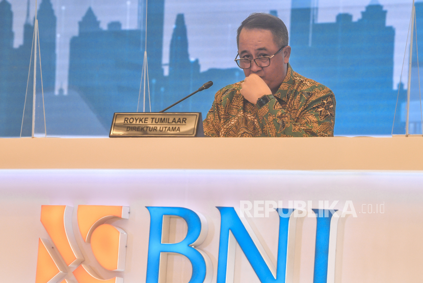 The President Director of BNI Royke Tumilaar gave a statement to the media during a press conference at the BNI Annual General Meeting of Shareholders (RUPST) for the 2020 Fiscal Year in Jakarta, Monday (29/3/2021).