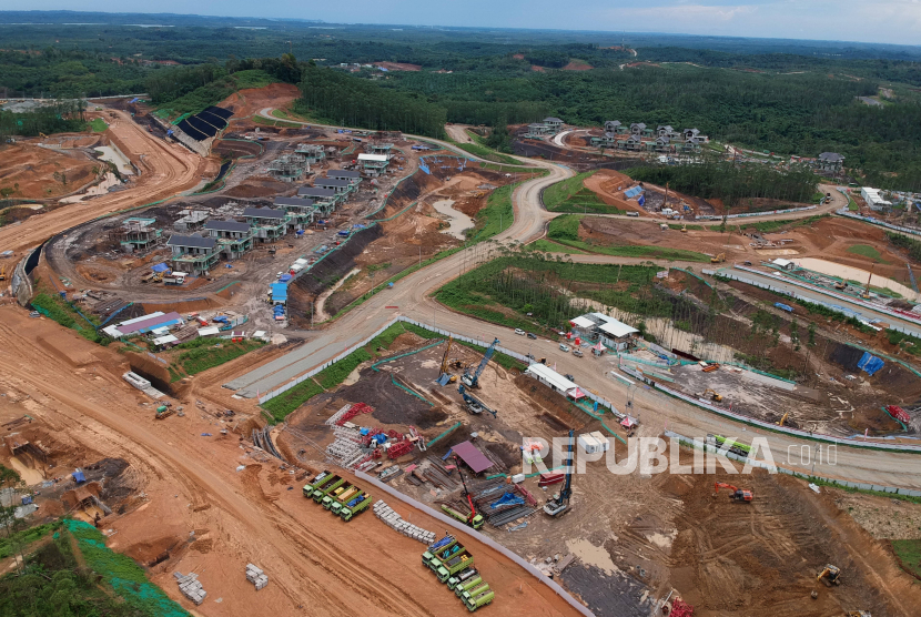 Suasana pembangunan di Kawasan Inti Pusat Pemerintahan (KIPP) Ibu Kota Negara (IKN) Nusantara, Penajam Paser Utara, Kalimantan Timur, Kamis (7/12/2023). Kementerian PUPR mencatat progres pembangunan infrastruktur fisik di IKN Nusantara telah mencapai 60,3 persen.