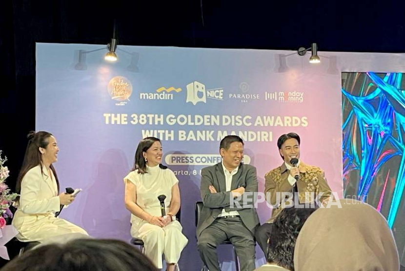 Penyelenggara Golden Disc Awards (GDA) 2024, NICE Entertainment bersama penyanyi Vidi Aldiano dalam acara Konferensi Pers - 38th Golden Disc Awards with Bank Mandiri di The Kasablanka, Jakarta Selatan, Rabu (8/11/2023). 