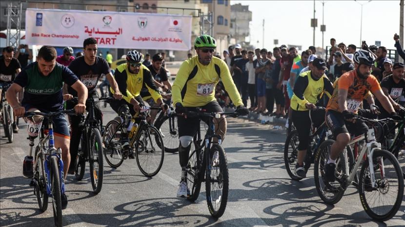 Ratusan orang mengambil bagian dalam balapan sepeda di Gaza.