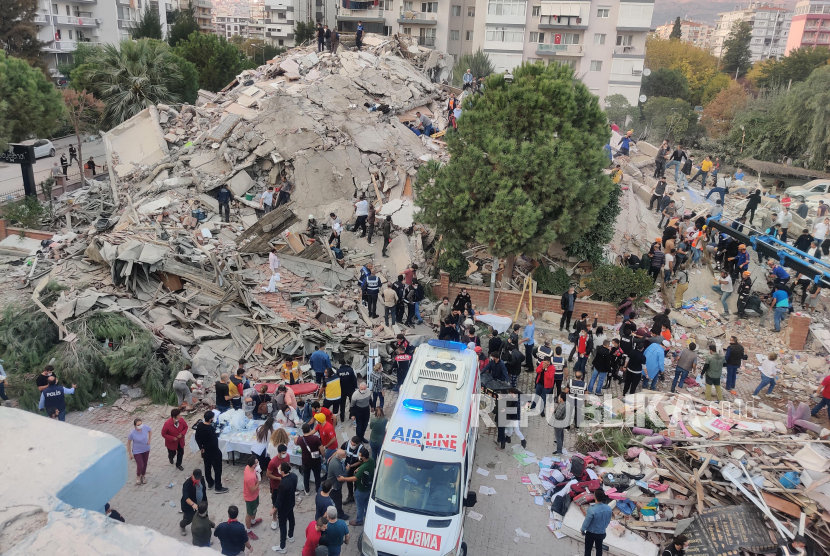 Gempa Turki. Sebanyak 19 orang tewas di Turki dan Yunani setelah gempa yang kuat melanda Laut Aegean pada Jumat (30/10). 