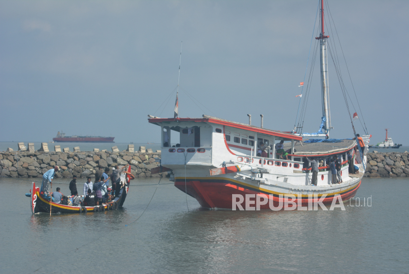 Sejumlah warga menaiki kapal motor saat mudik awal di Pelabuhan Kalbut, Mangaran, Situbondo menuju Sumenep.  Kantor Imigrasi Kelas II Non TPI Pamekasan mengantisipasi kemungkinan terjadinya tindak pid