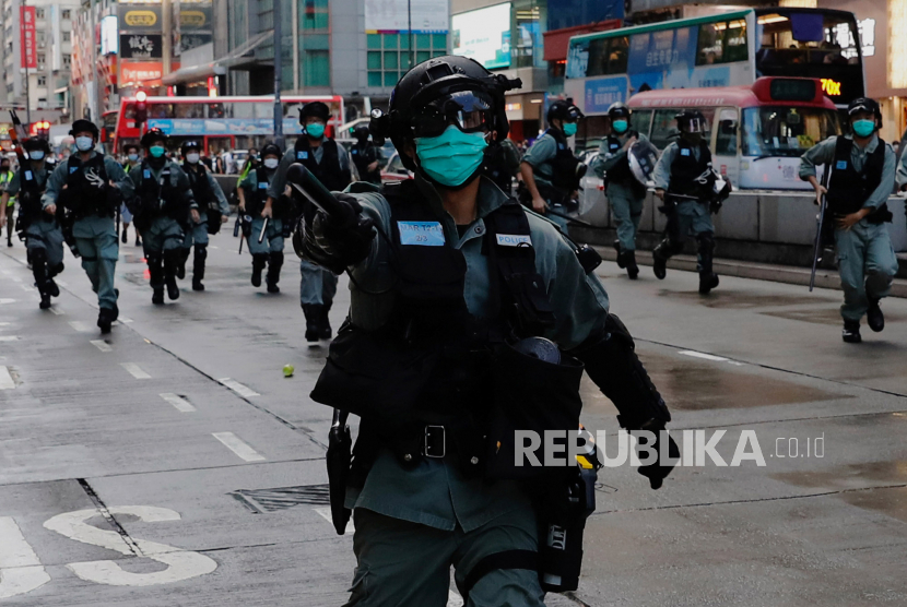 Polisi anti huru hara membubarkan pengunjuk rasa antipemerintah di Mong Kok, Hong Kong, Ahad (10/5). Sebuah gerakan pro-demokrasi yang melumpuhkan Hong Kong selama berbulan-bulan tahun lalu telah menunjukkan tanda-tanda kebangkitan kembali dalam beberapa pekan terakhir ketika ancaman virus corona mereda