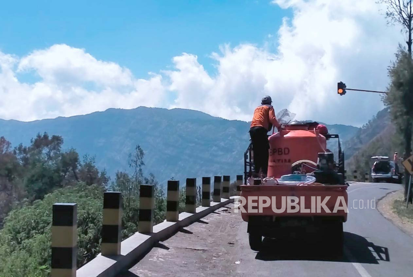 Proses pemadaman dan pembasahan area bekas kebakaran di kawasan Gunung Bromo dilakukan melalui darat Rabu (13/9/2023). 