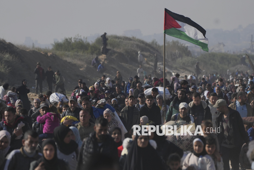 Warga Palestina dengan berjalan kaki pulang kembali menuju rumah mereka di Jalur Gaza Utara, Senin (27/1/2025). Ribuan warga Palestina untuk pertama kalinya kembali ke rumah mereka di wilayah Gaza Utara yang sebelumnya ditutup oleh Israel.