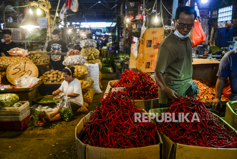 [Ilustrasi] Warga saat memilih cabai untuk dibeli di Pasar Induk Kramat Jati, Jakarta.