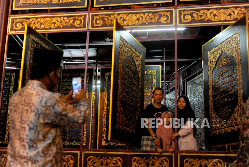Pengunjung berfoto di objek wisata Bait Al Quran Al Akbar Gandus  Palembang, Sumsel, Kamis (26/8/2021). Pembukaan objek wisata religi  dengan menerapkan protokol kesehatan ini dilakukan usai pemberlakuan PPKM  Level 4 di Kota Palembang. 