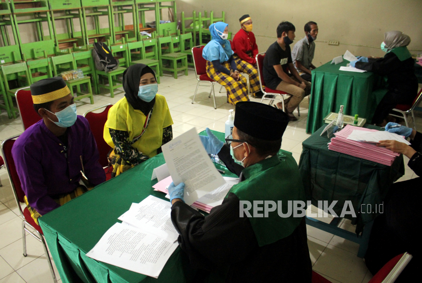 Pasangan pengantin mengikuti sidang isbat pernikahan yang dilaksanakan secara massal.