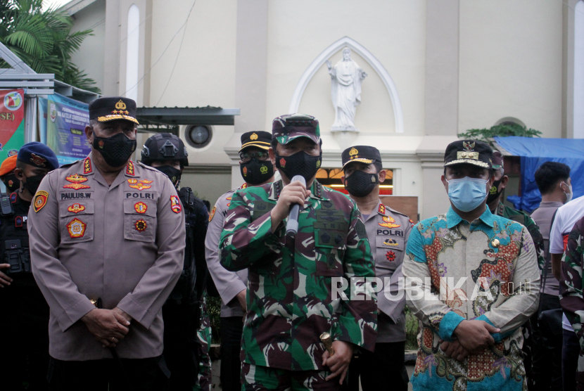 Panglima TNI Marsekal Hadi Tjahjanto (tengah) didampingi Keapala Badan Intelijen dan Keamanan Paulus Waterpauw (kiri) dan Plt Gubernur Sulsel Andi Sudirman Sulaeman (kanan) menjawab pertanyaan wartawan saat memantau pengamanan Gereja Katedral Makassar di Makassar, Sulawesi Selatan, Jumat (2/4/2021). Panglima TNI memantau langsung pengamanan sejumlah gereja di daerah itu pascaledakan bom bunuh diri pada Minggu (28/3/2021) di depan Gereja Katedral Makassar. 