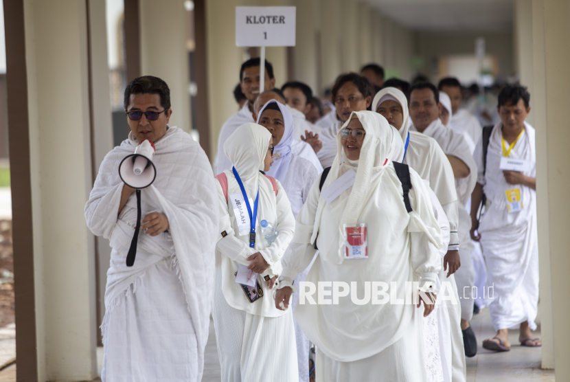 Petugas Penyelenggara Ibadah Haji (PPIH) Kloter (Bekasi) JKS dan Kertajati (KJT) memandu jamaah haji saat akan melakukan lempar jumrah pada gladi posko layanan operasional Arafah, Muzdalifah, Mina (Armuzna) Haji 1447H/ 2026 M di Asrama Haji Indramayu, Jawa Barat, Selasa (10/2/2026). Gladi posko yang diikuti 352 petugas PPIH Kloter (Bekasi) JKS dan Kertajati (KJT) tersebut untuk memantapkan kesiapan saat puncak pelaksanaan haji 2026 di Arab Saudi. 