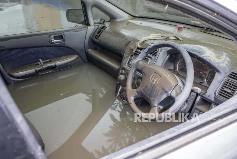 Banjir menggenangi setir mobil di kawasan pemukiman di Denpasar, Bali, Indonesia, 08 Oktober 2022. Wilayah tersebut mengalami banjir akibat hujan deras berhari-hari.