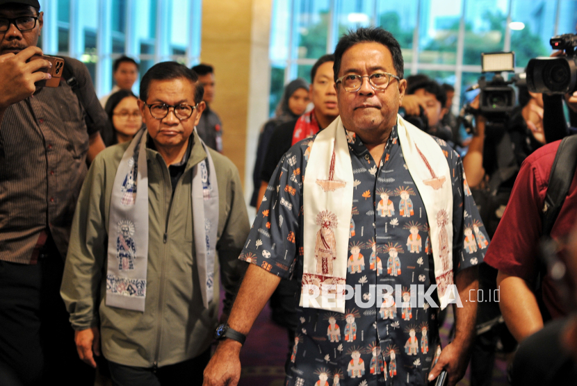 Pasangan Calon Gubernur dan Wakil Gubernur DKI Jakarta nomor urut 3 Pramono Anung dan Rano Karno tiba di media center untuk menyampaikan konferensi pers terkait perhitungan cepat Pilkada 2024 di Jakarta, Rabu (27/11/2024). Dalam kesempatannya, paslon Pramono-Rano mengucapkan terimakasih kepada warga Jakarta atas dukungannya, dan berharap hasil quick count, exit poll dan real count dari KPU DKI Jakarta berbuah kemenangan baginya. Namun, berdasarkan quick count atau perhitungaan cepat dari Litbang Kompas pukul 16.07 dengan jumlah suara masuk sebesar 87,50 persen, pasangan Calon Gubernur dan Wakil Gubenur DKI Jakarta nomor urut tiga Pramono Anung-Rano Karno unggul 49,40 persen, paslon nomor urut satu Ridwan Kamil-Suswono 40,26 persen dan paslon nomor urut dua Dharma Pongrekun-Kun Wardana 10,34 persen