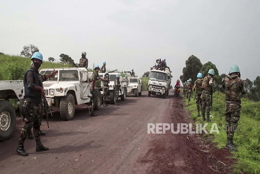 Dalam gambar dari video ini, penjaga perdamaian Perserikatan Bangsa-Bangsa menjaga daerah di mana konvoi PBB diserang dan duta besar Italia untuk Kongo tewas, di Nyiragongo, provinsi Kivu Utara, Kongo Senin, 22 Februari 2021. 