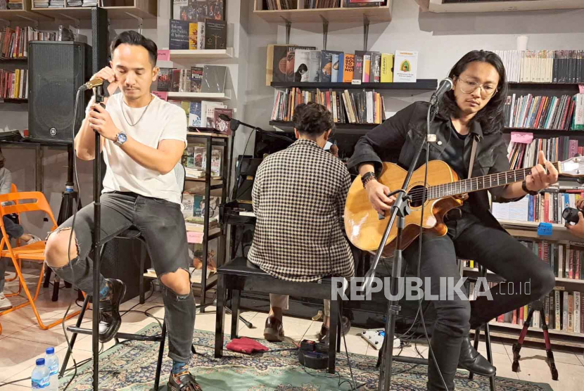 Grup musik Stereocase memperkenalkan lagu baru Save Me pada sesi media di Kios Ojo Keos, Jakarta, Kamis (26/10/2023). 